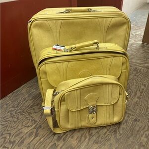 Pristine 1975 American Tourister Set